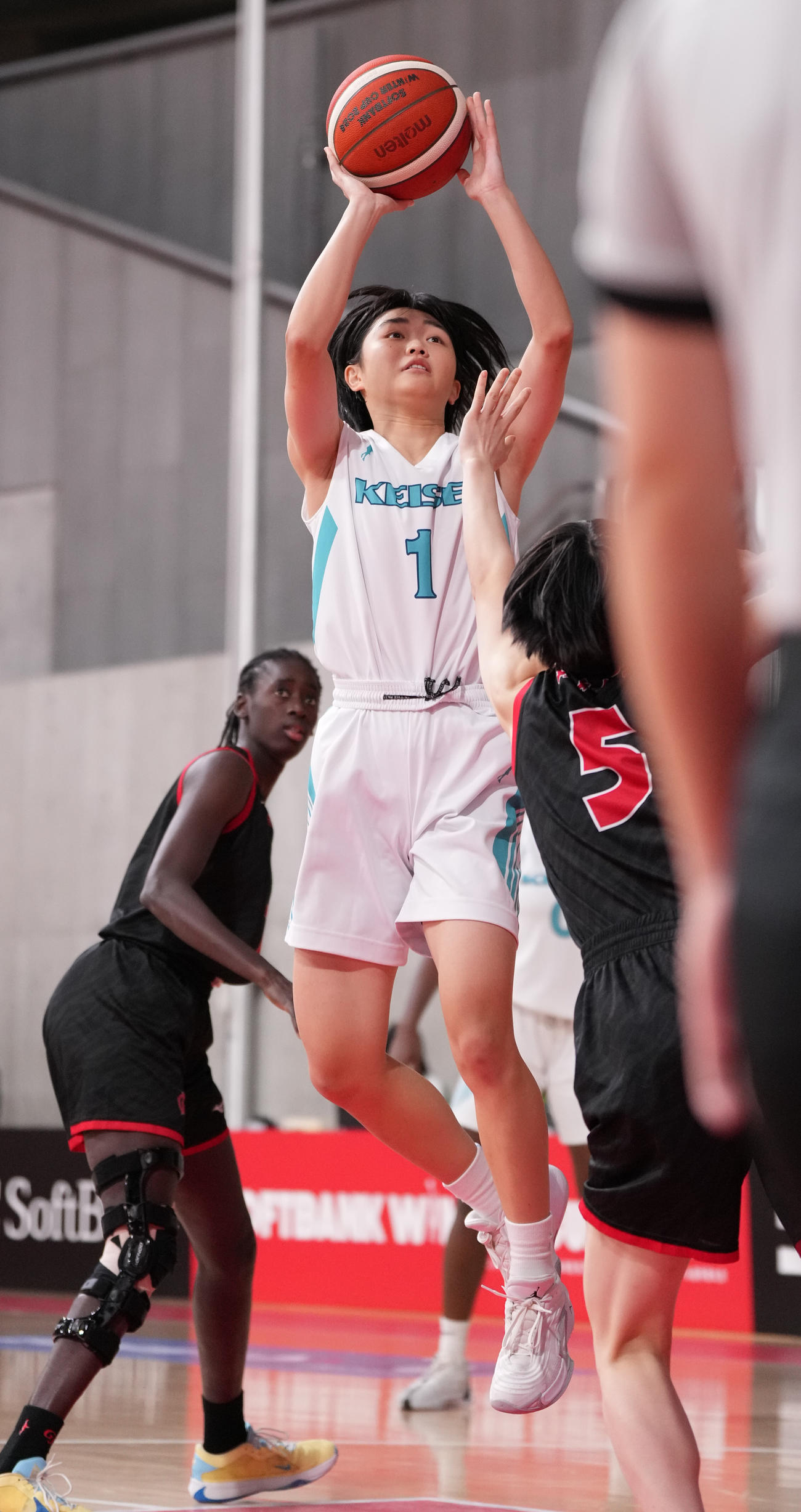 慶誠対岐阜女　第1Q、シュートを放つ慶誠・陽本（撮影・鈴木みどり）