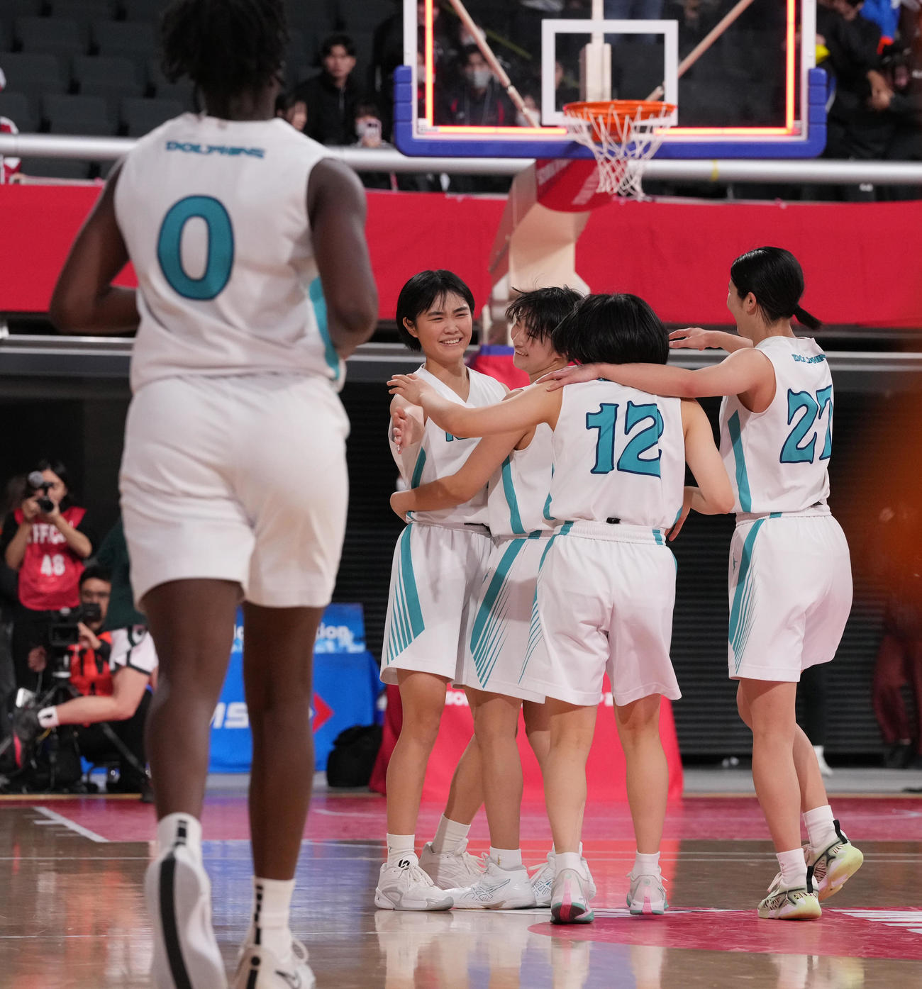慶誠対岐阜女　岐阜女に勝利し準決勝進出を決め、喜ぶ慶誠の選手たち（撮影・鈴木みどり）