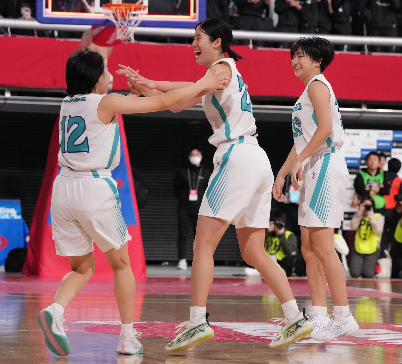 慶誠対岐阜女　岐阜女に勝利し準決勝進出を決め、喜ぶ慶誠の選手たち（撮影・鈴木みどり）