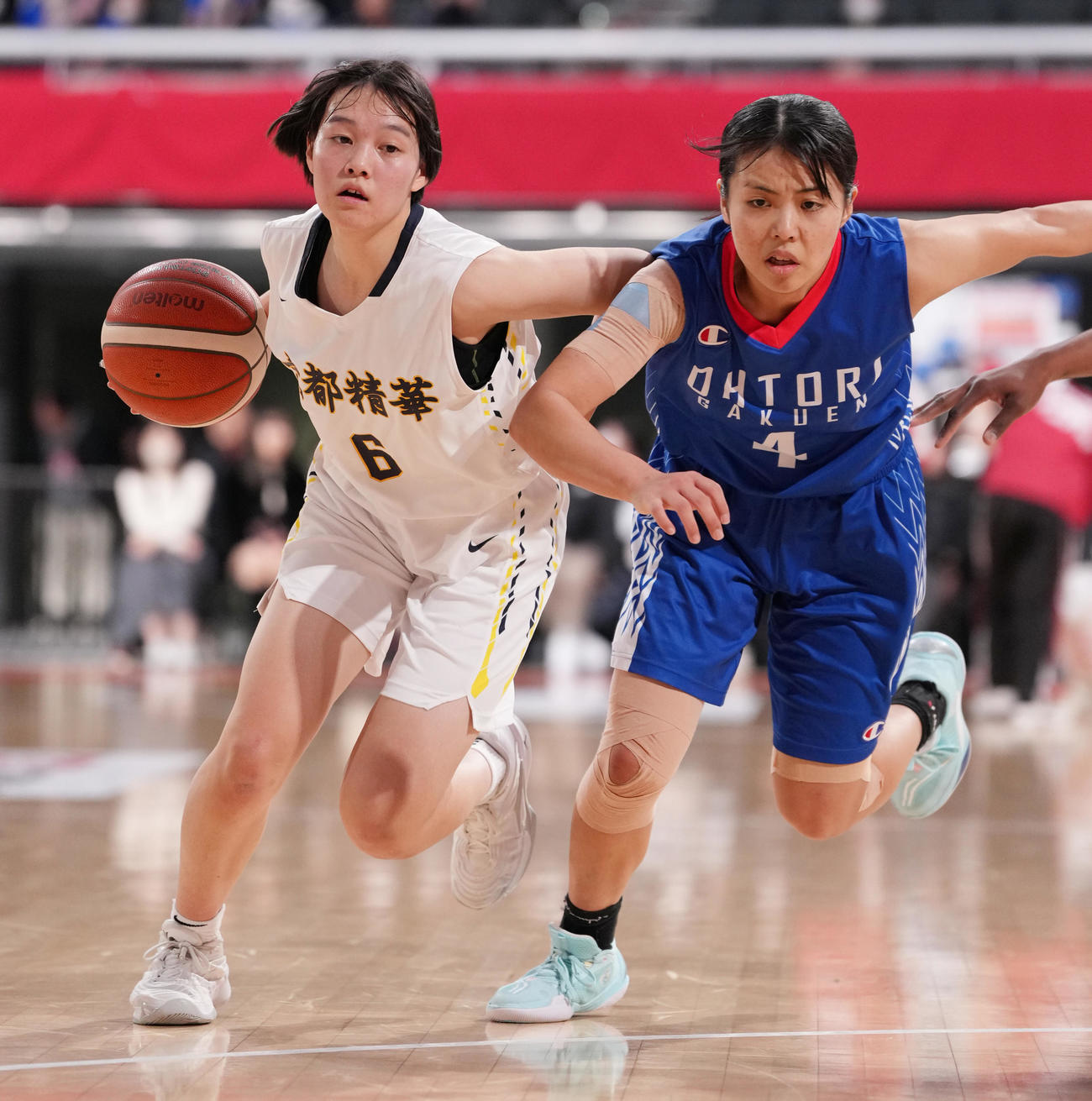 京都精華学園対鵬学園　第2Q、ドリブルする京都精華学園・桃井。右は鵬学園・下地（撮影・鈴木みどり）