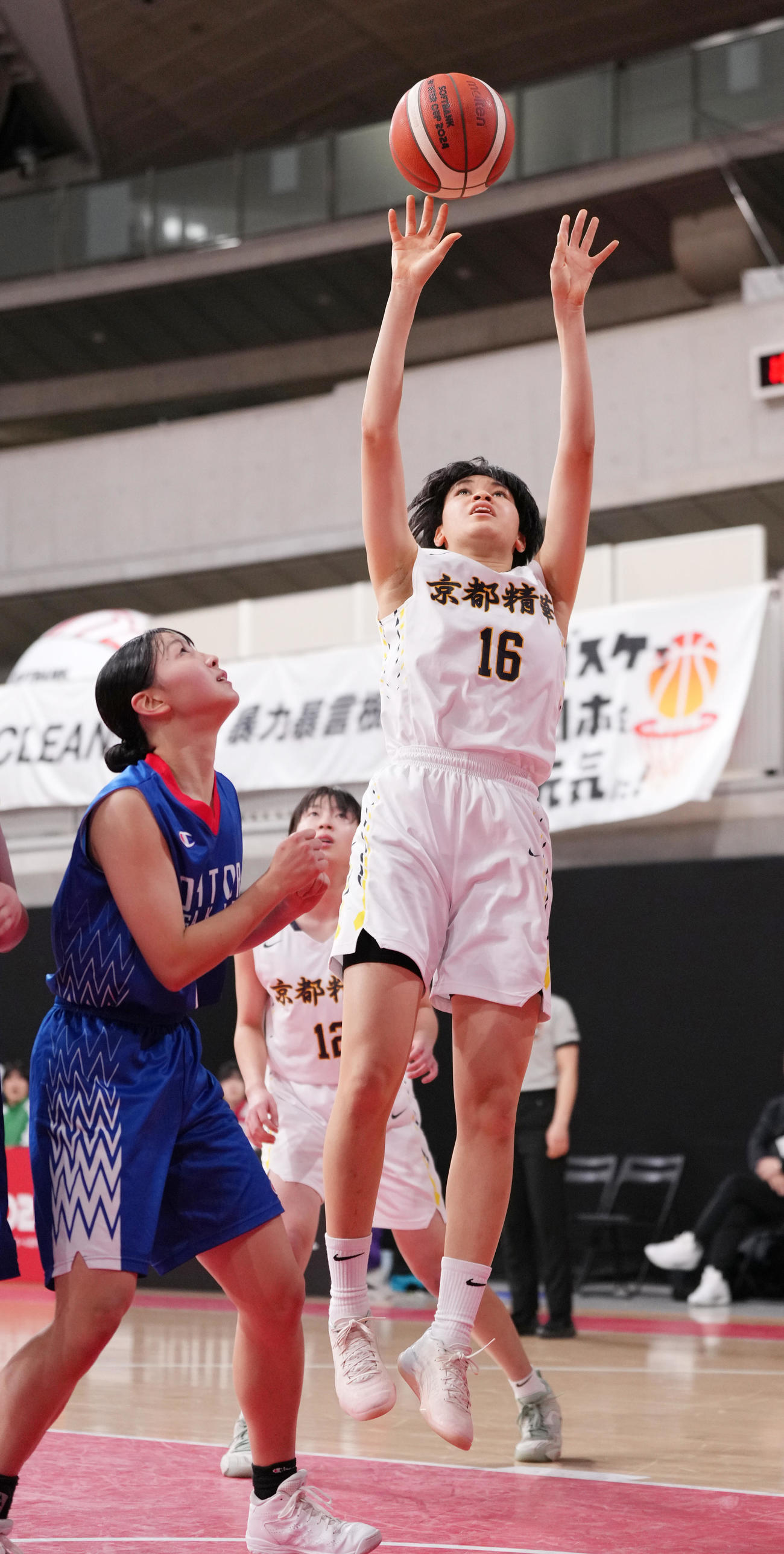 京都精華学園対鵬学園　第2Q、シュートを放つ京都精華学園・石渡（右）（撮影・鈴木みどり）