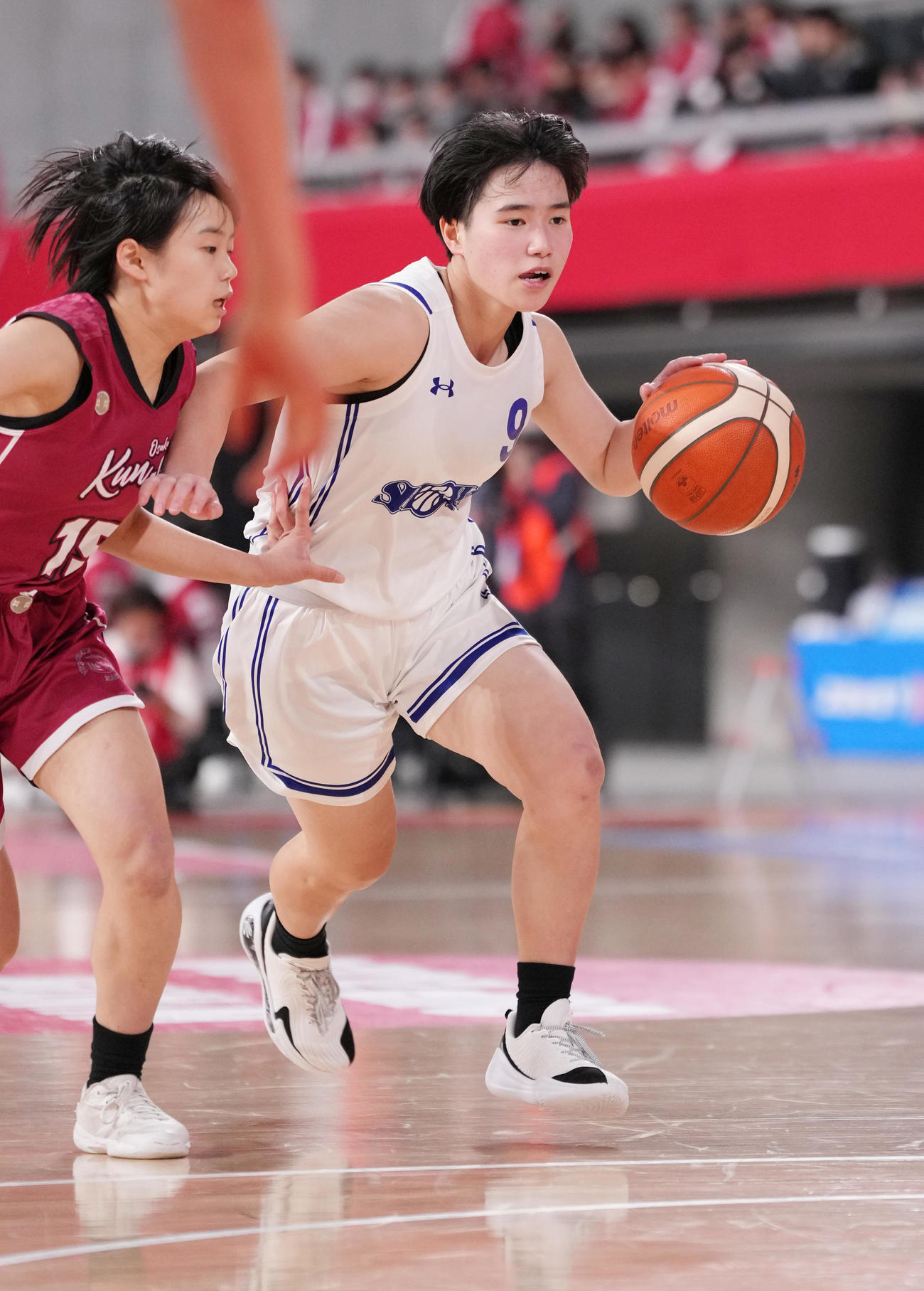 昭和学院対大阪薫英女学院　第3Q、ドリブルする昭和学院・藤松（右）（撮影・鈴木みどり）