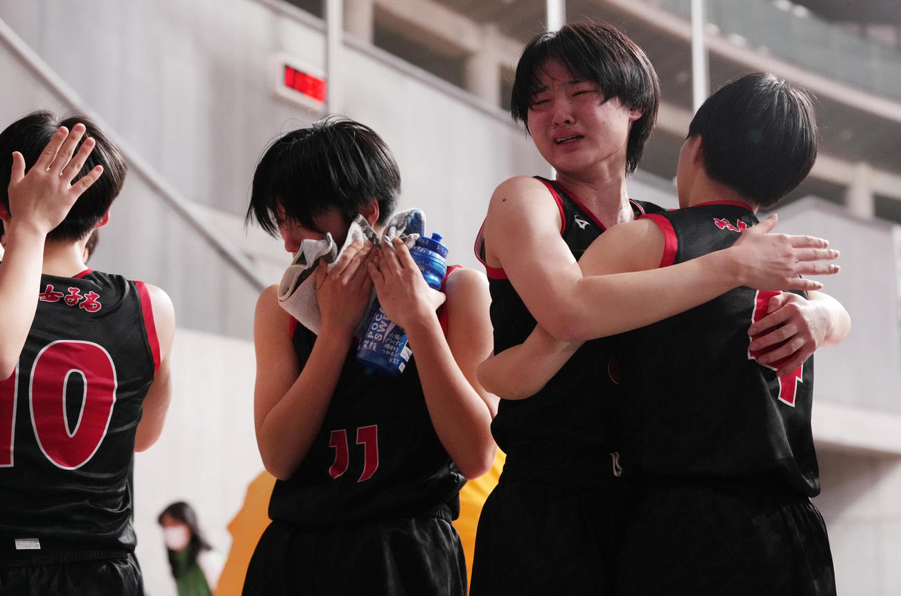 慶誠対岐阜女　慶誠に敗れ、涙を流す岐阜女の選手たち（撮影・鈴木みどり）