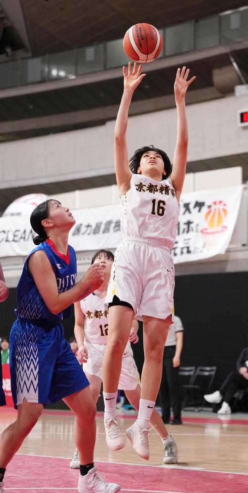 京都精華学園対鵬学園　第2Q、シュートを放つ京都精華学園・石渡（右）（撮影・鈴木みどり）