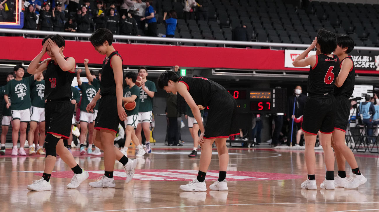 慶誠対岐阜女　慶誠に敗れ、肩を落とす岐阜女ファイブ（撮影・鈴木みどり）