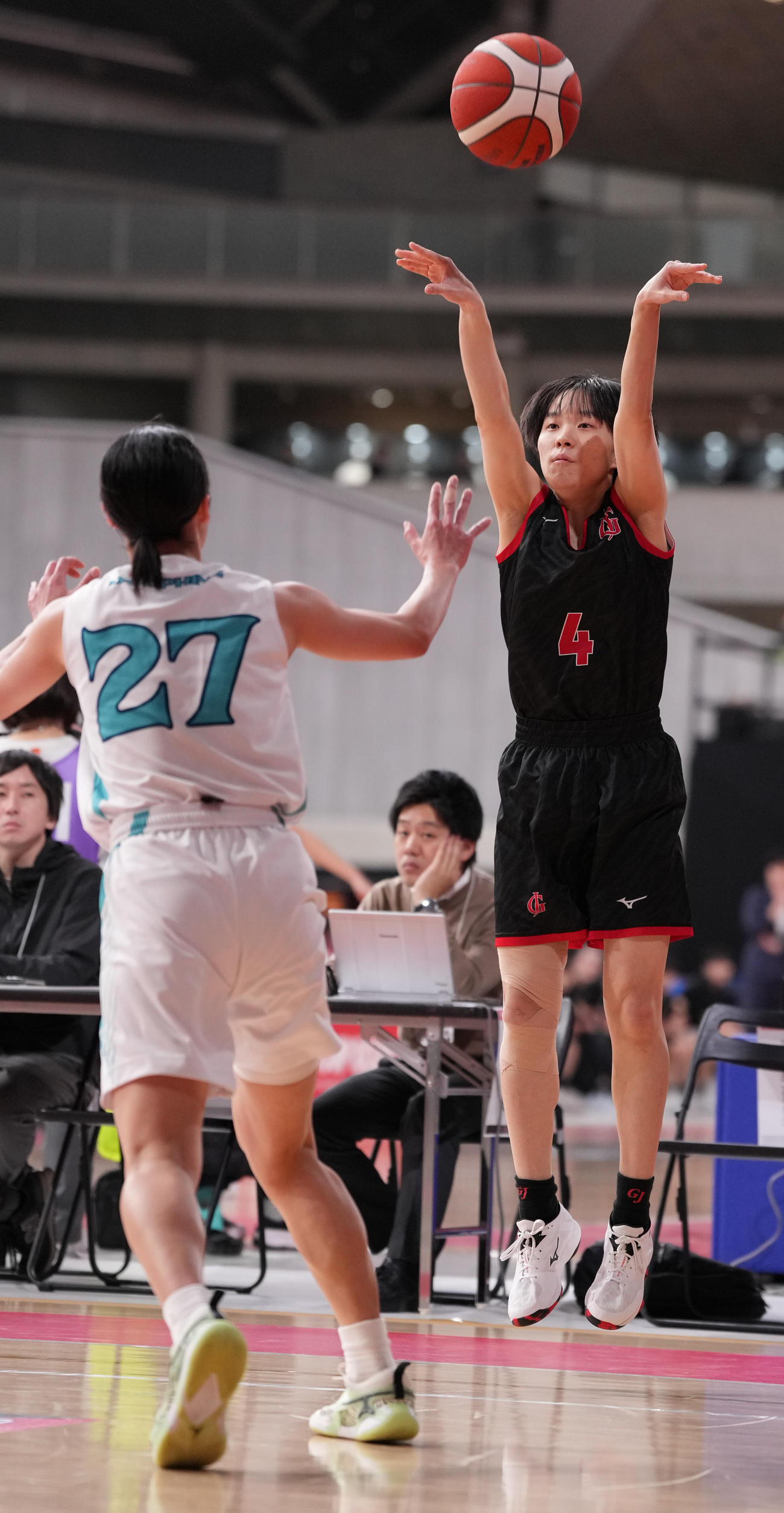 慶誠対岐阜女　第1Q、シュートを放つ岐阜女・林（撮影・鈴木みどり）