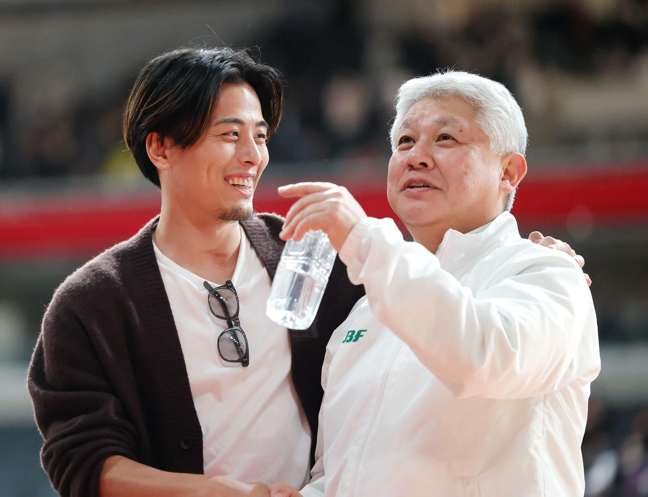 福岡第一対洛南　試合後、笑顔で言葉を交わす千葉J富樫（左）と福岡第一・井手口コーチ（撮影・河田真司）