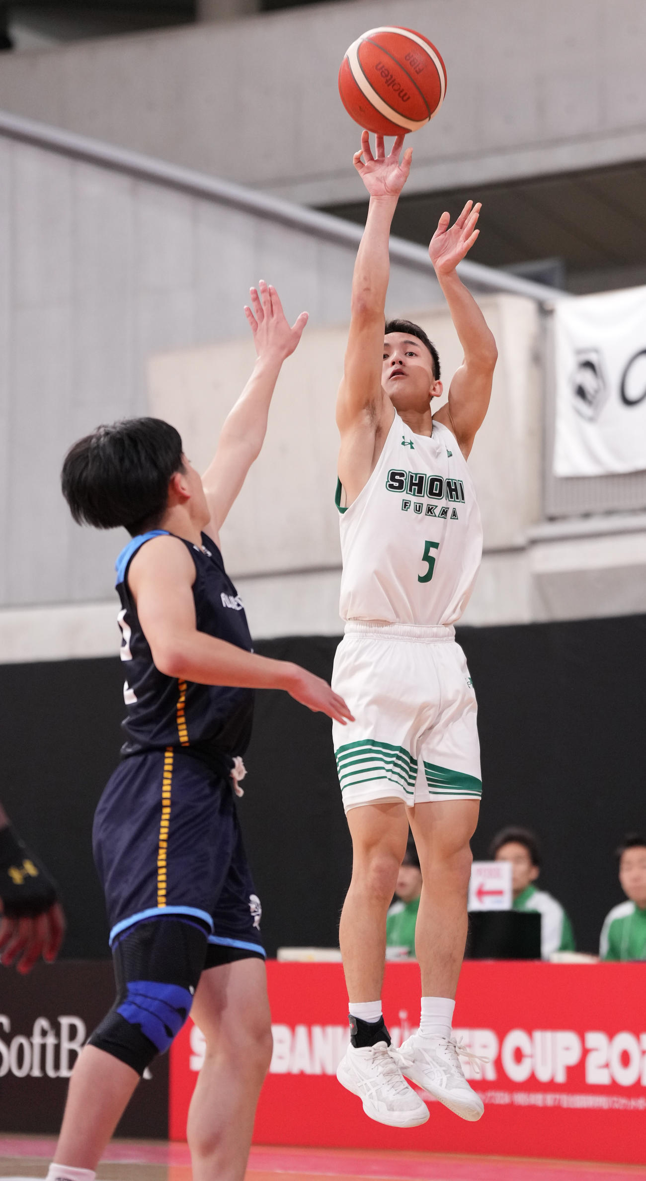 正智深谷対藤枝明誠　第1Q、シュートを放つ正智深谷・飯島（右）（撮影・鈴木みどり）
