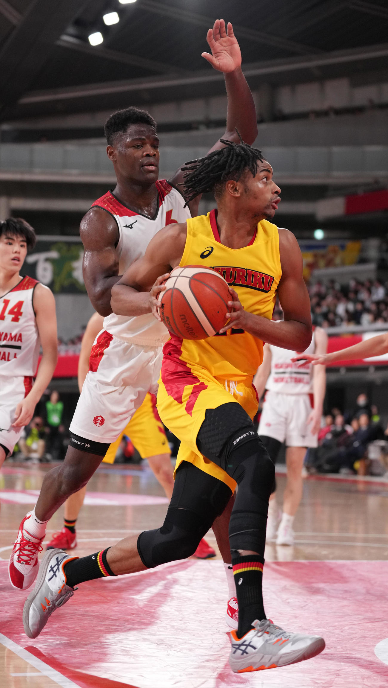 東山対北陸　第2Q、果敢に攻め込む北陸・ムトンボ・カベヤ・エノック（右）（撮影・鈴木みどり）