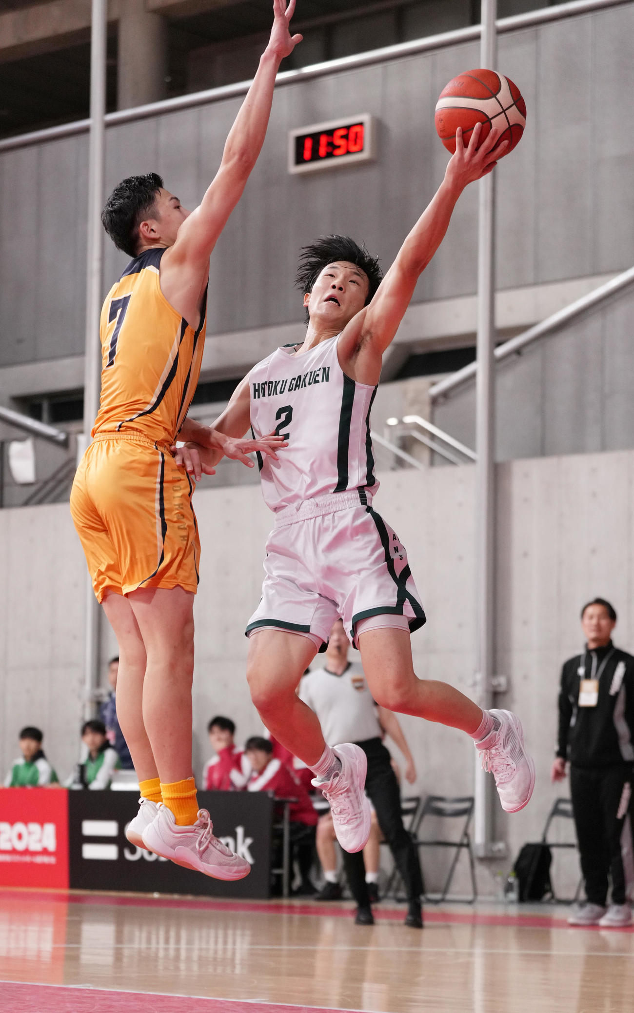 報徳学園対八王子学園八王子　第2Q、シュートを放つ報徳学園・宮薗（右）（撮影・鈴木みどり）