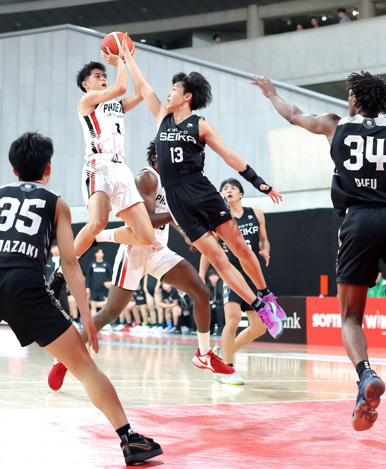 鳥取城北対京都精華学園　第2Q、競り合う鳥取城北・新谷（左）と京都精華学園・新開（撮影・河田真司）