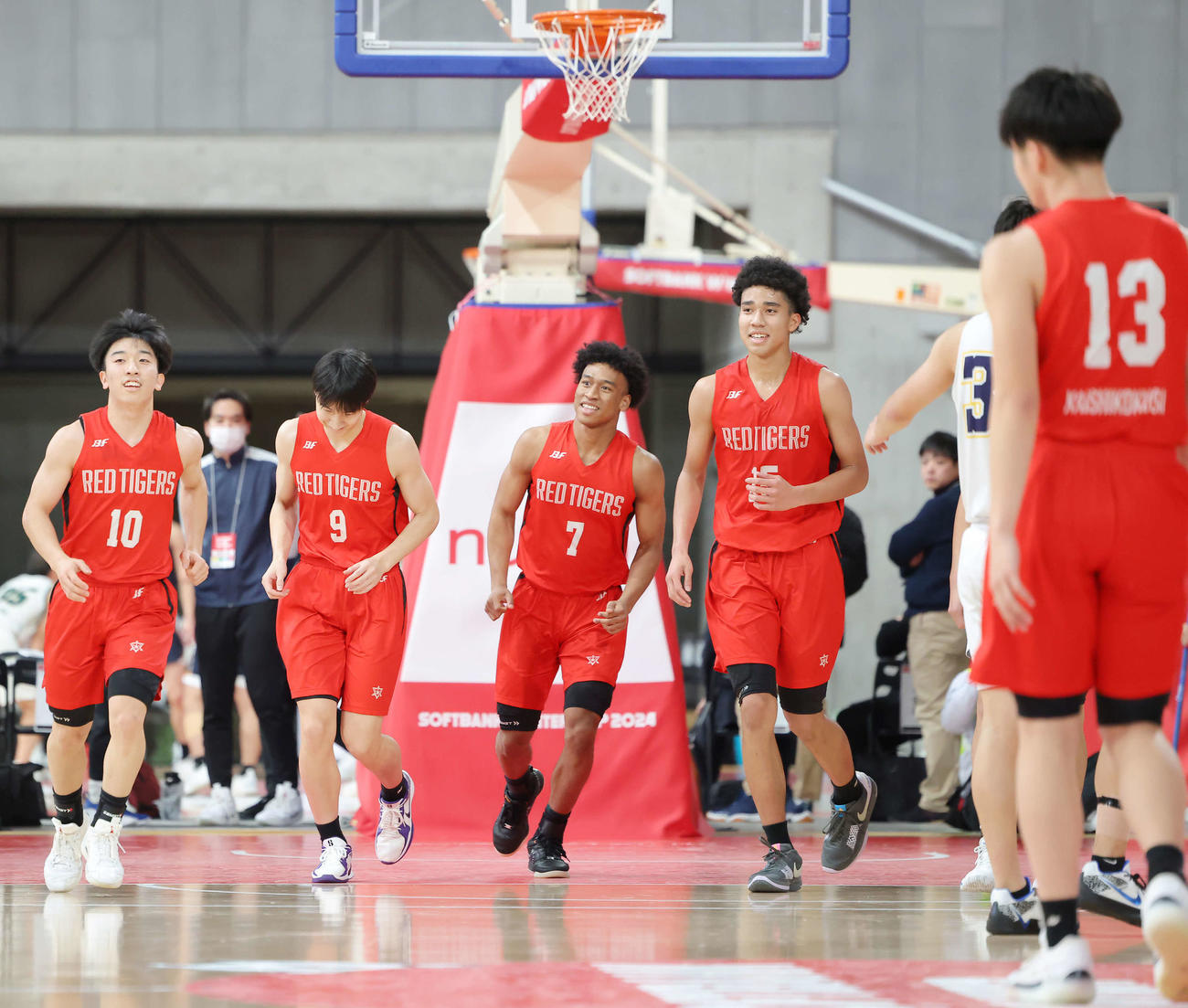 開志国際対北陸学院　北陸学院に勝利し、笑顔で整列に向かう開志国際の選手たち（撮影・河田真司）