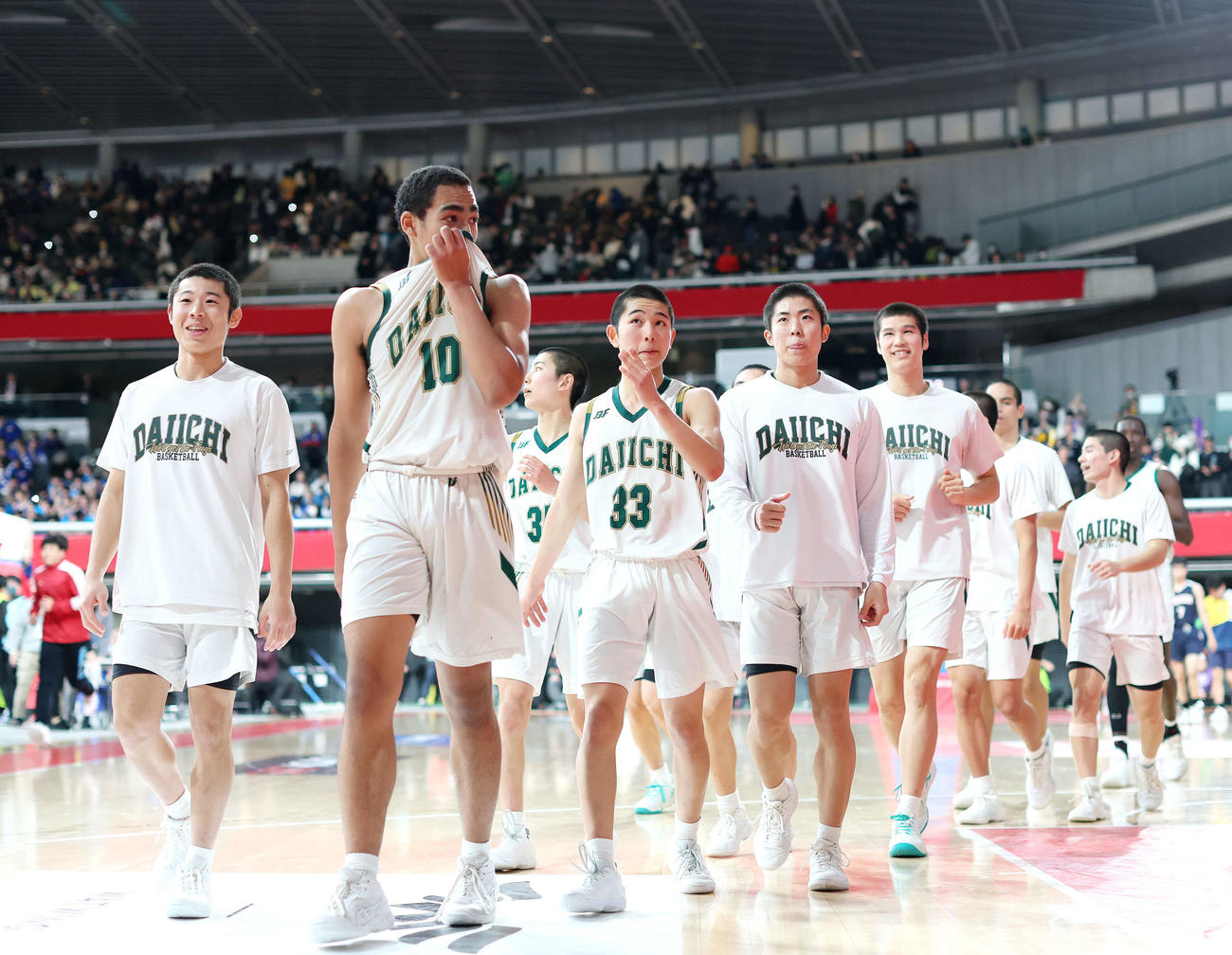 福岡第一対洛南　洛南に勝利し、あいさつに向かう福岡第一の選手たち（撮影・河田真司）