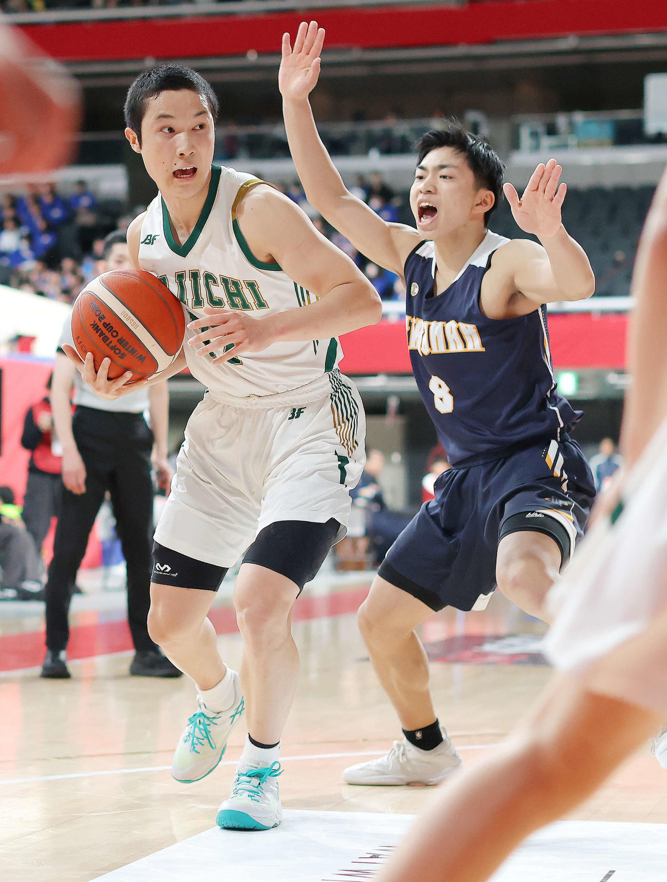 福岡第一対洛南　第1Q、競り合う福岡第一・八田（左）と洛南・田中（撮影・河田真司）