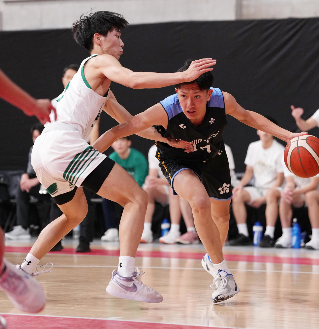 正智深谷対藤枝明誠　第3Q、ドリブルする藤枝明誠・野津（右）（撮影・鈴木みどり）
