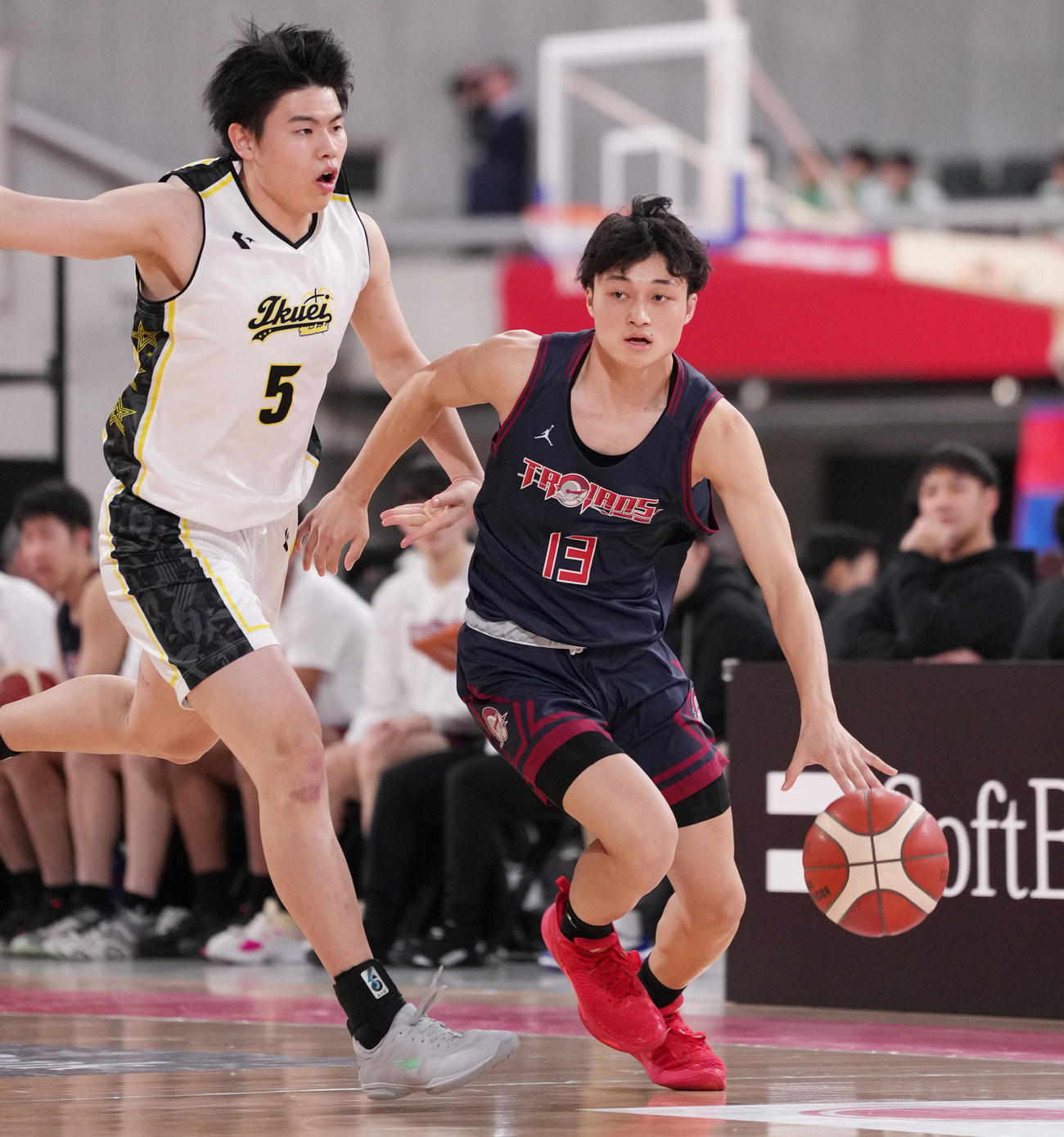 前橋育英対福岡大大濠　第3Q、ドリブルする福岡大大濠・湧川（右）（撮影・鈴木みどり）