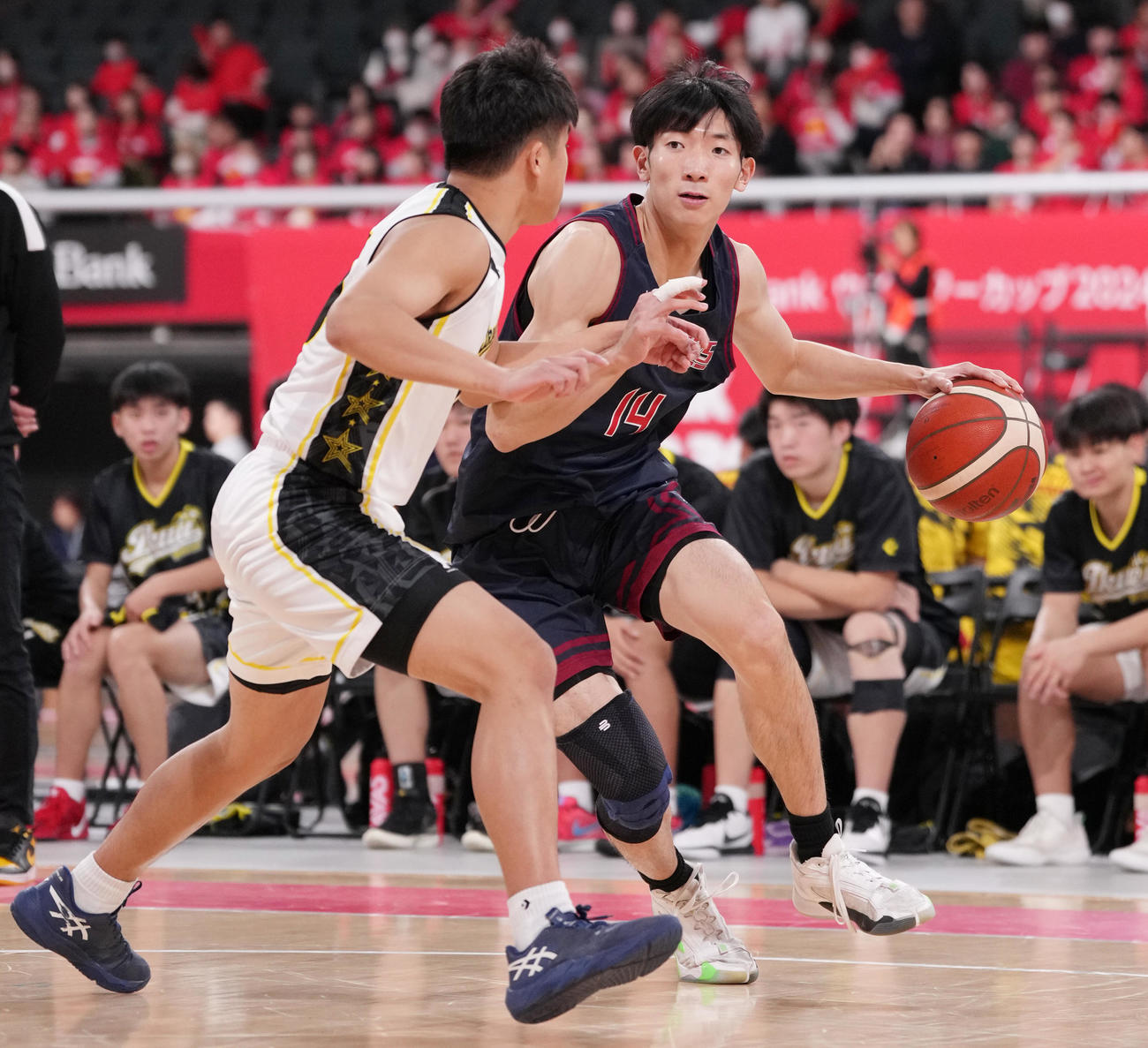 前橋育英対福岡大大濠　第3Q、ドリブルする福岡大大濠・高田（右）（撮影・鈴木みどり）