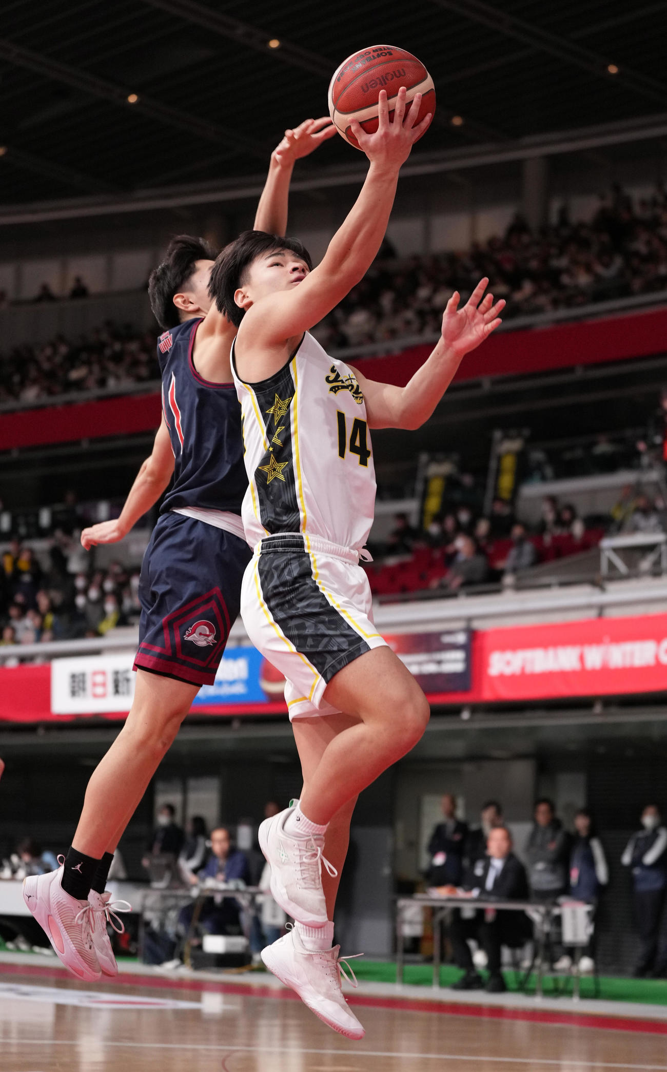 前橋育英対福岡大大濠　第3Q、シュートを放つ前橋育英・高橋（右）（撮影・鈴木みどり）