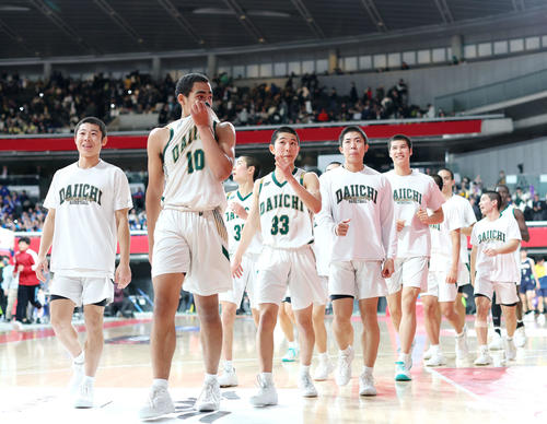 福岡第一対洛南　洛南に勝利し、あいさつに向かう福岡第一の選手たち（撮影・河田真司）