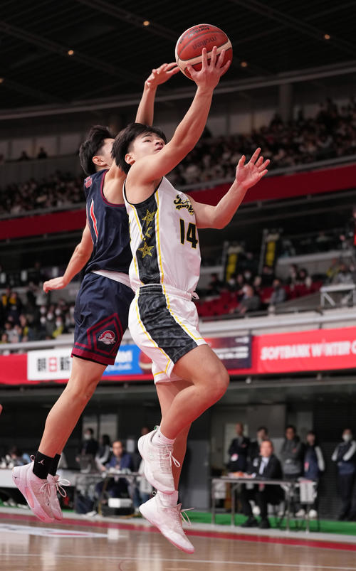 前橋育英対福岡大大濠　第3Q、シュートを放つ前橋育英・高橋（右）（撮影・鈴木みどり）