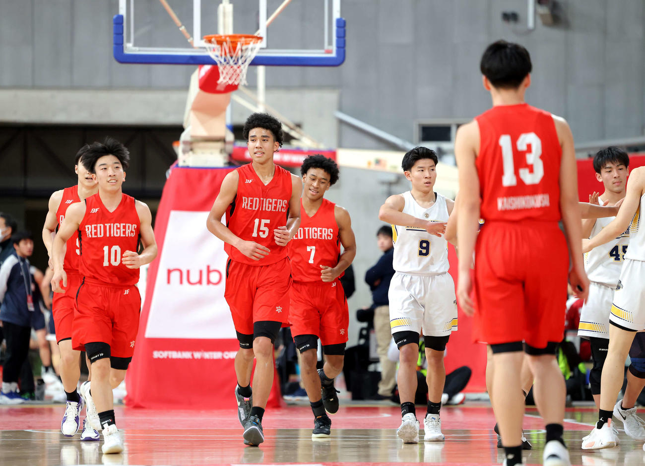 開志国際対北陸学院　北陸学院に勝利し、整列に向かう開志国際の選手たち（撮影・河田真司）