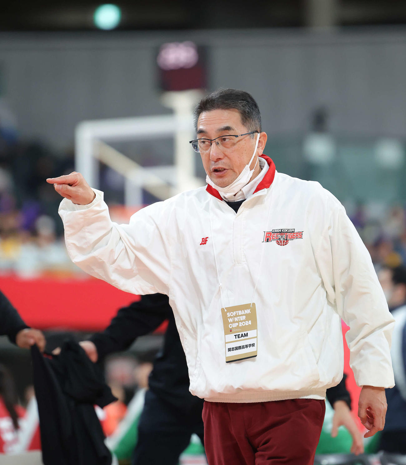 開志国際対北陸学院　第4Q、選手に指示を送る富樫コーチ（撮影・河田真司）