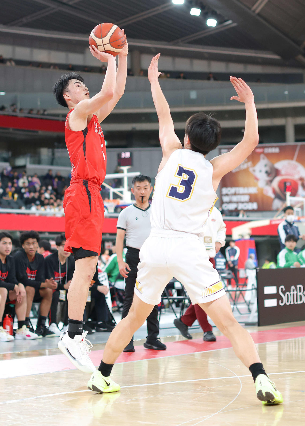 開志国際対北陸学院　第2Q、3点シュートを放つ開志国際・千保（左）（撮影・河田真司）