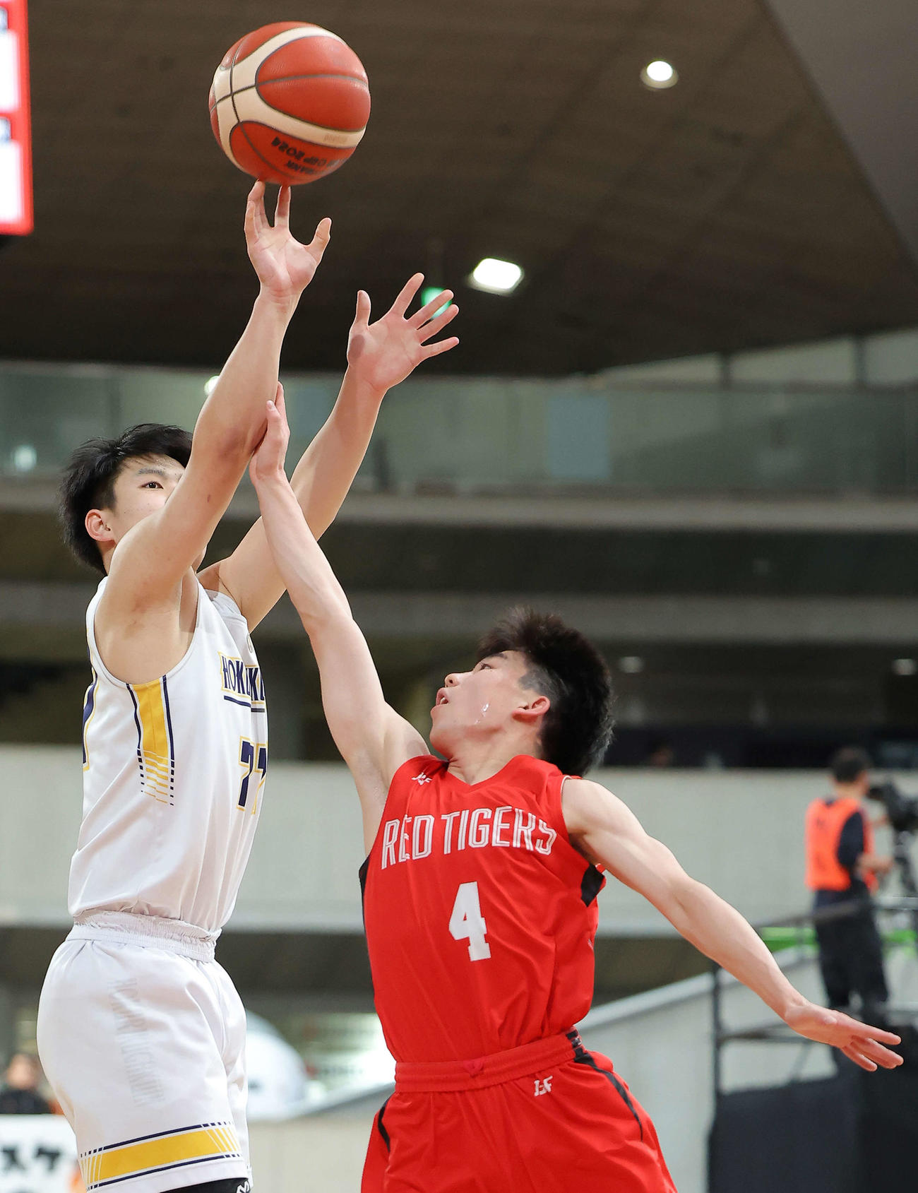 開志国際対北陸学院　第1Q，シュートボールに手を伸ばす開志国際・清水（右）（撮影・河田真司）