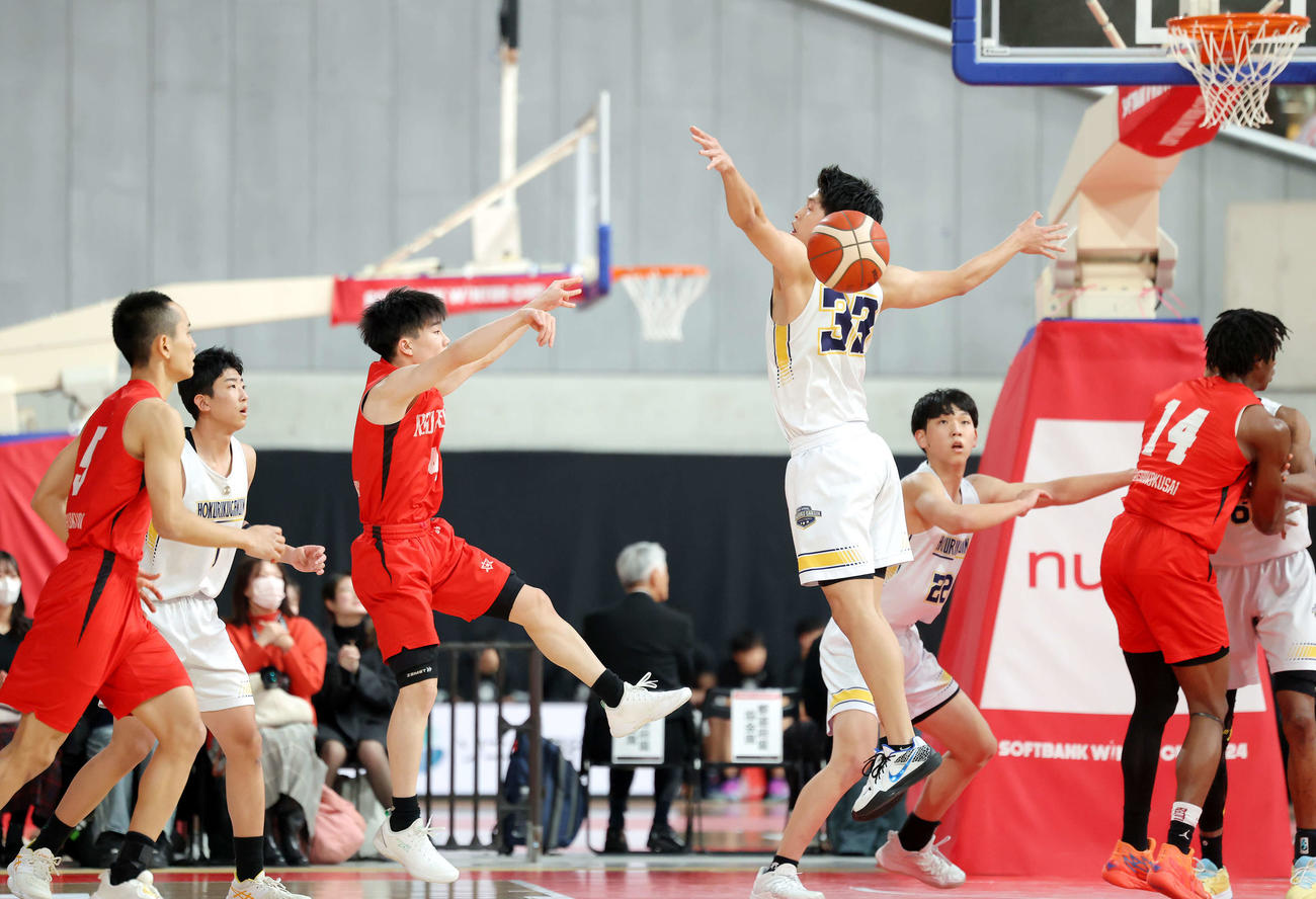 開志国際対北陸学院　第1Q、ボールを回す開志国際・清水（左から3人目）（撮影・河田真司）