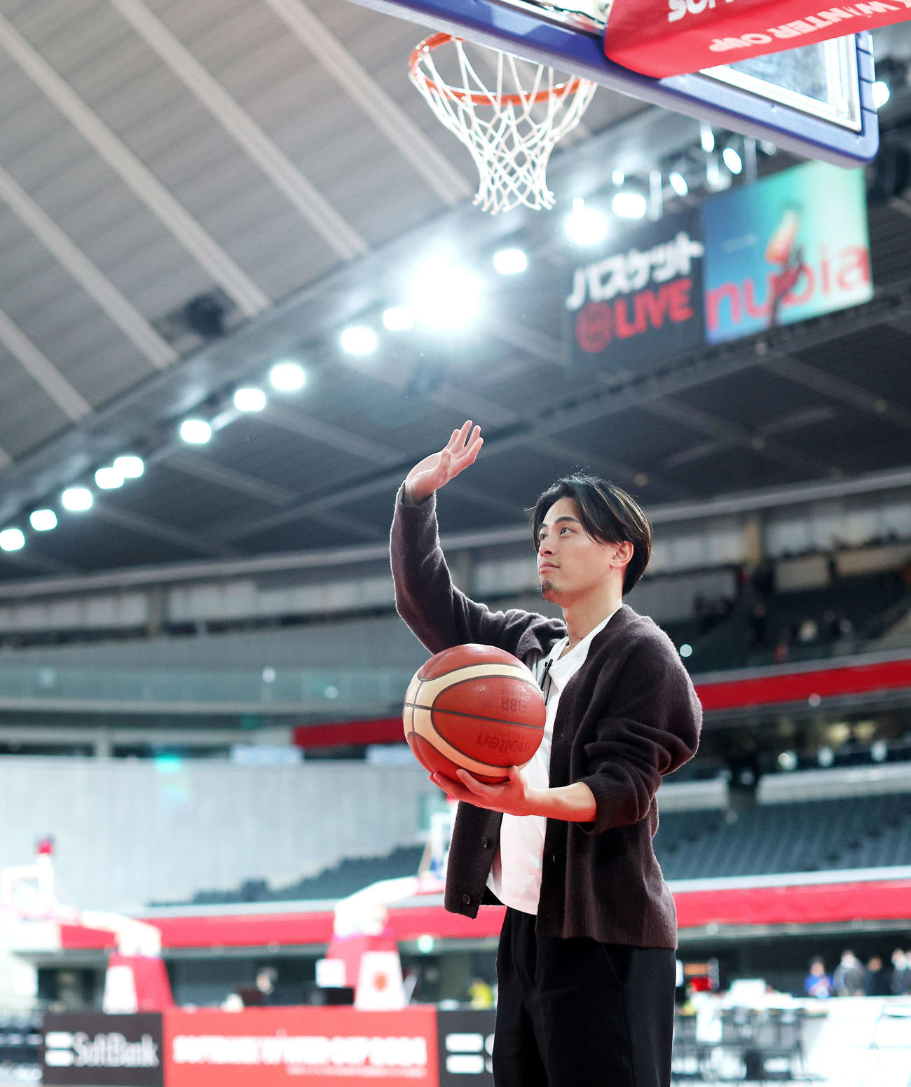 試合後、観客の声援に応える千葉J富樫（撮影・河田真司）
