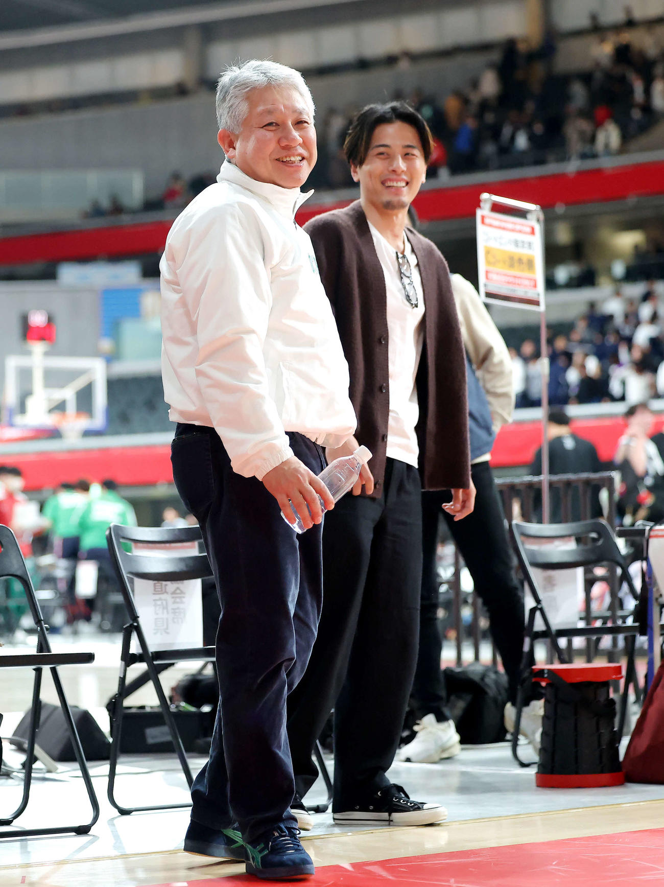 福岡第一対洛南　試合後、千葉J富樫（奥）と笑顔で言葉を交わす福岡第一・井手口コーチ（撮影・河田真司）