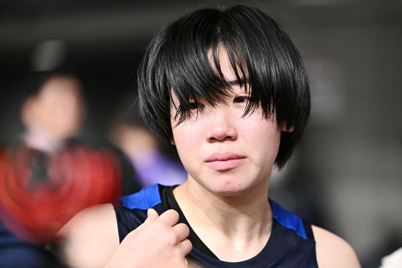 京都精華学園対精華女子　準決勝敗退し涙を流す精華女子・清藤（撮影・滝沢徹郎）