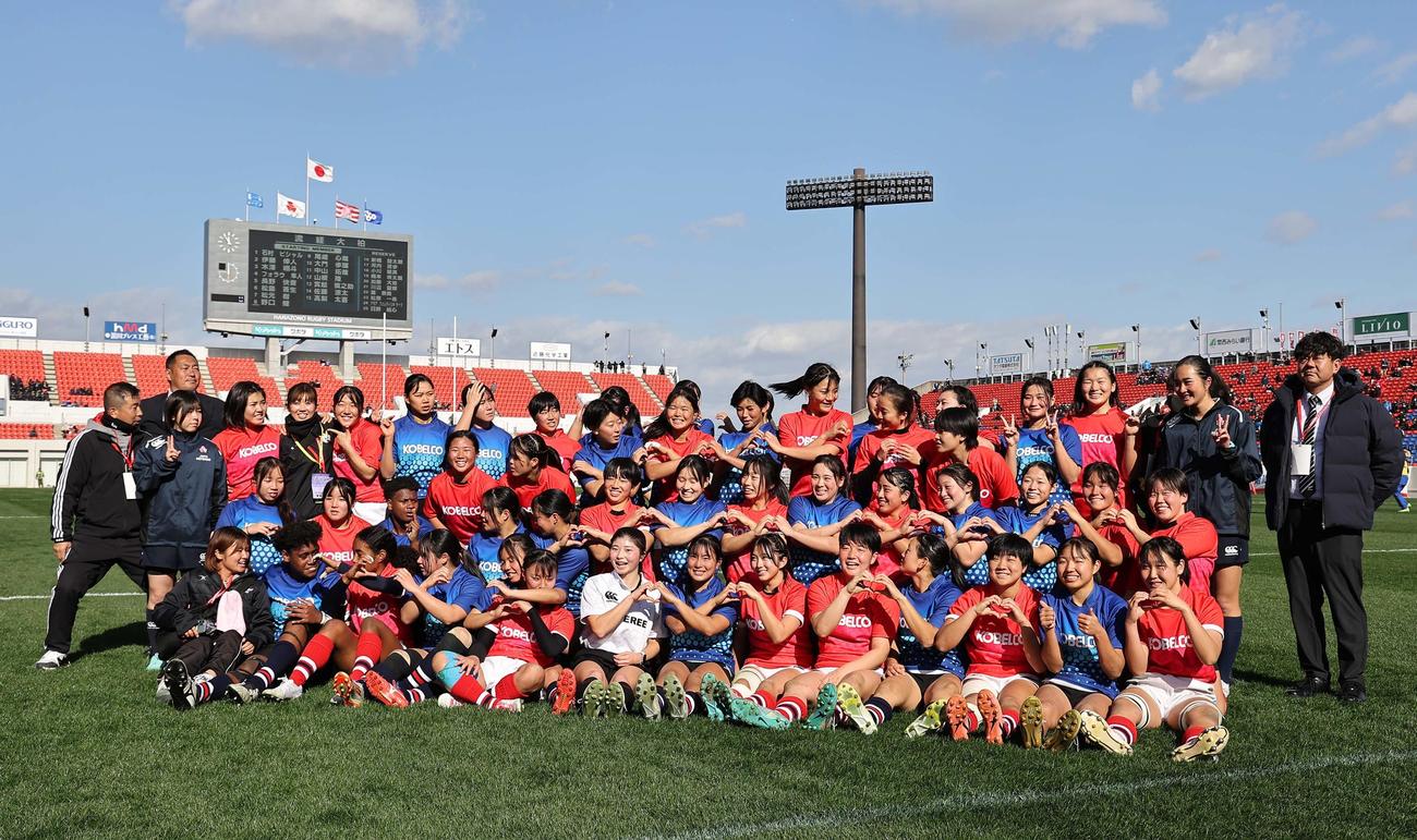 試合後、笑顔で記念撮影をする女子東軍と女子西軍の選手たち（撮影・上田博志）