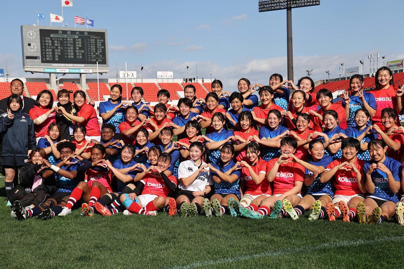 試合後、笑顔で記念撮影をする女子東軍と女子西軍の選手たち（撮影・上田博志）