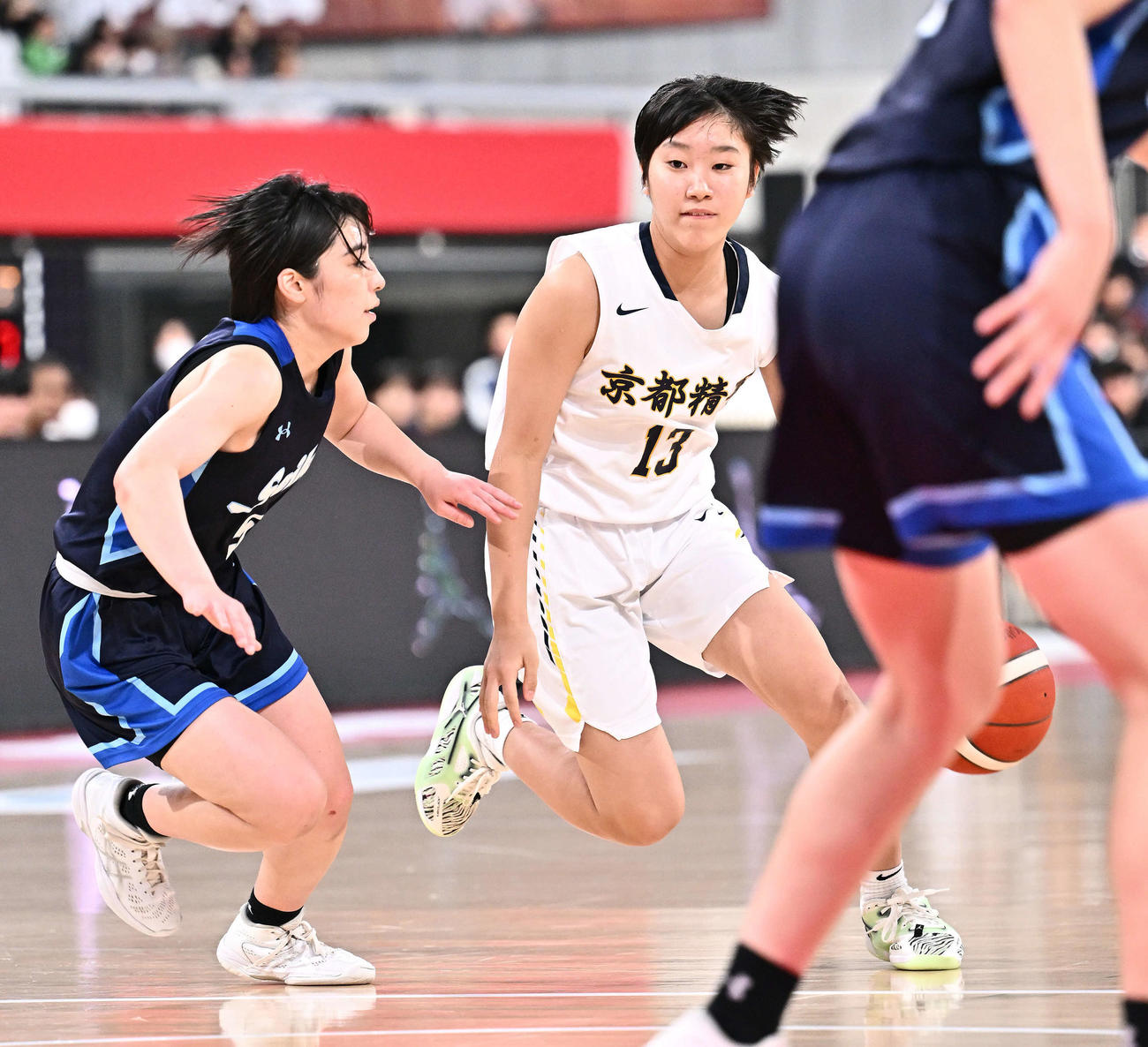 京都精華学園対精華女子　第3Q、ドリブルで攻め込む京都精華学園・満生（右）（撮影・滝沢徹郎）