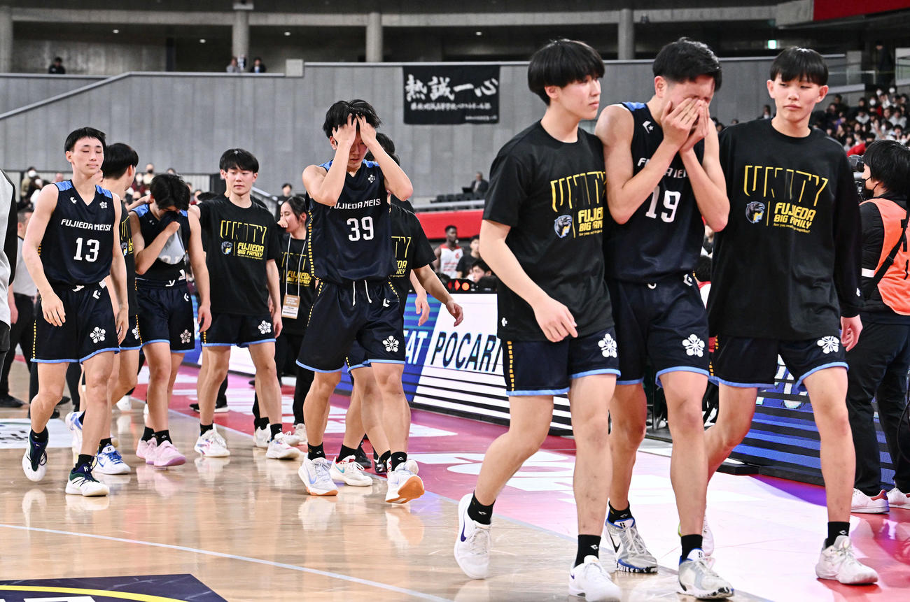 東山対藤枝明誠　準決勝進出を逃し悔し涙を流す藤枝明誠の選手たち（撮影・滝沢徹郎）