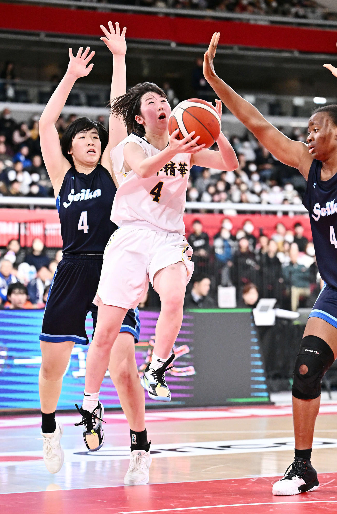 京都精華学園対精華女子　第3Q、ゴール下に攻め込む京都精華学園・林（中央）（撮影・滝沢徹郎）