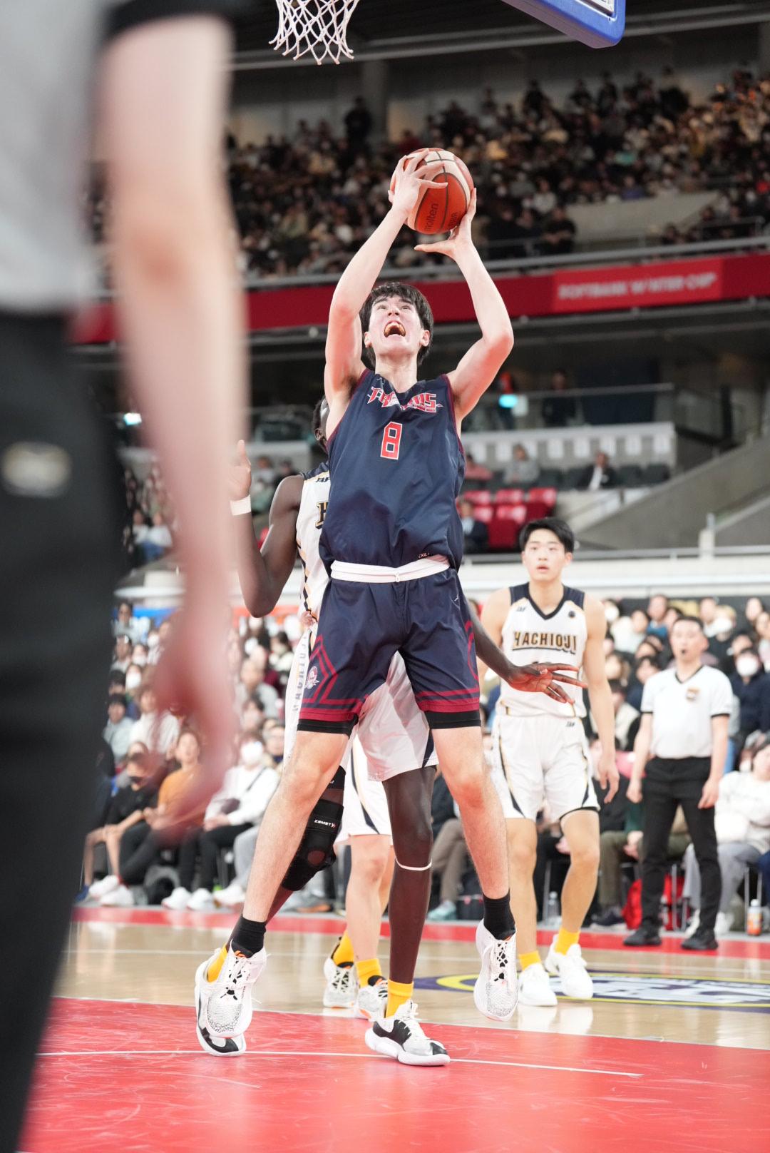 八王子学園八王子対福岡大大濠　第1Q、福岡大大濠・渡辺はシュートを放つ（撮影・小沢裕）