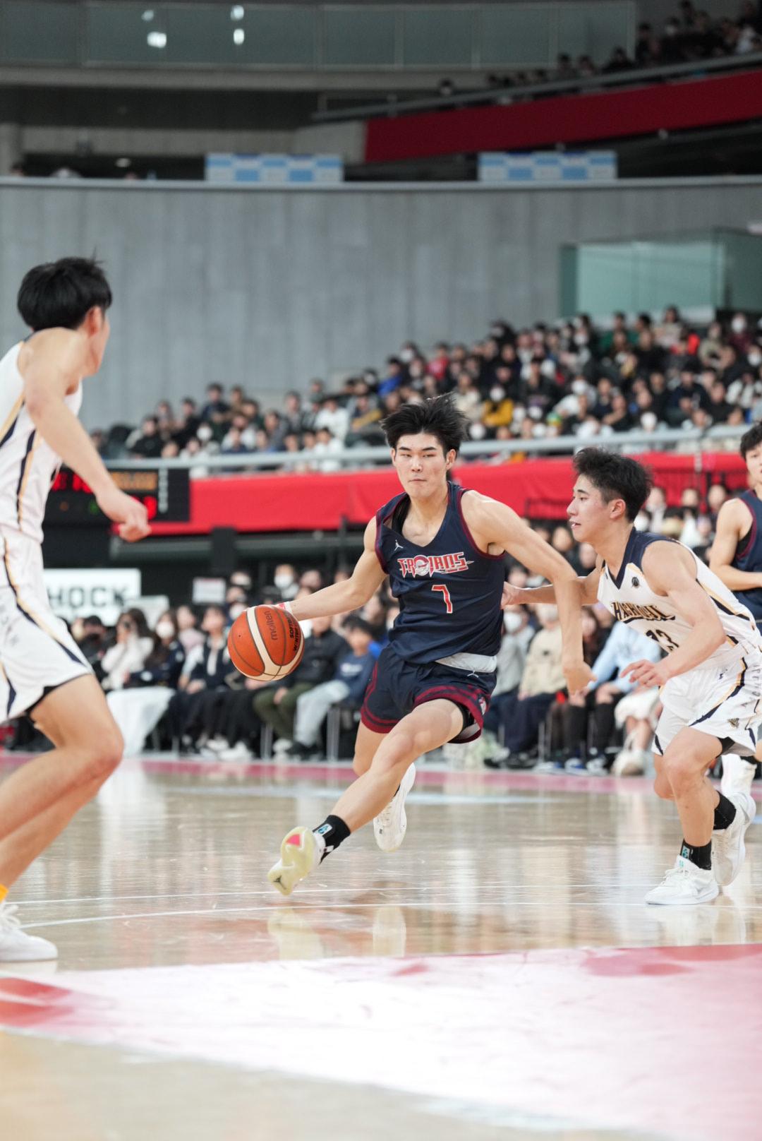 八王子学園八王子対福岡大大濠　第2Q、福岡大大濠・見竹（中央）はゴール下に切れ込む（撮影・小沢裕）