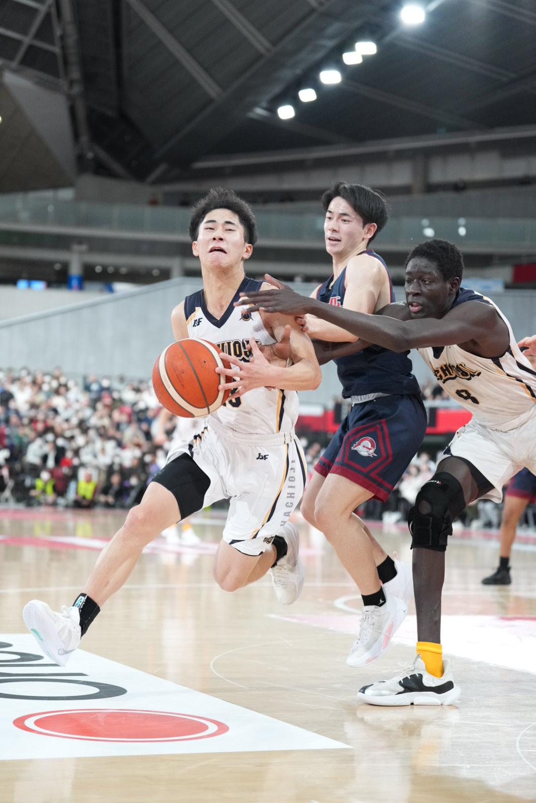 八王子学園八王子対福岡大大濠　第3Q、八王子学園八王子・畠山（左）はリバウンドを奪う（撮影・小沢裕）