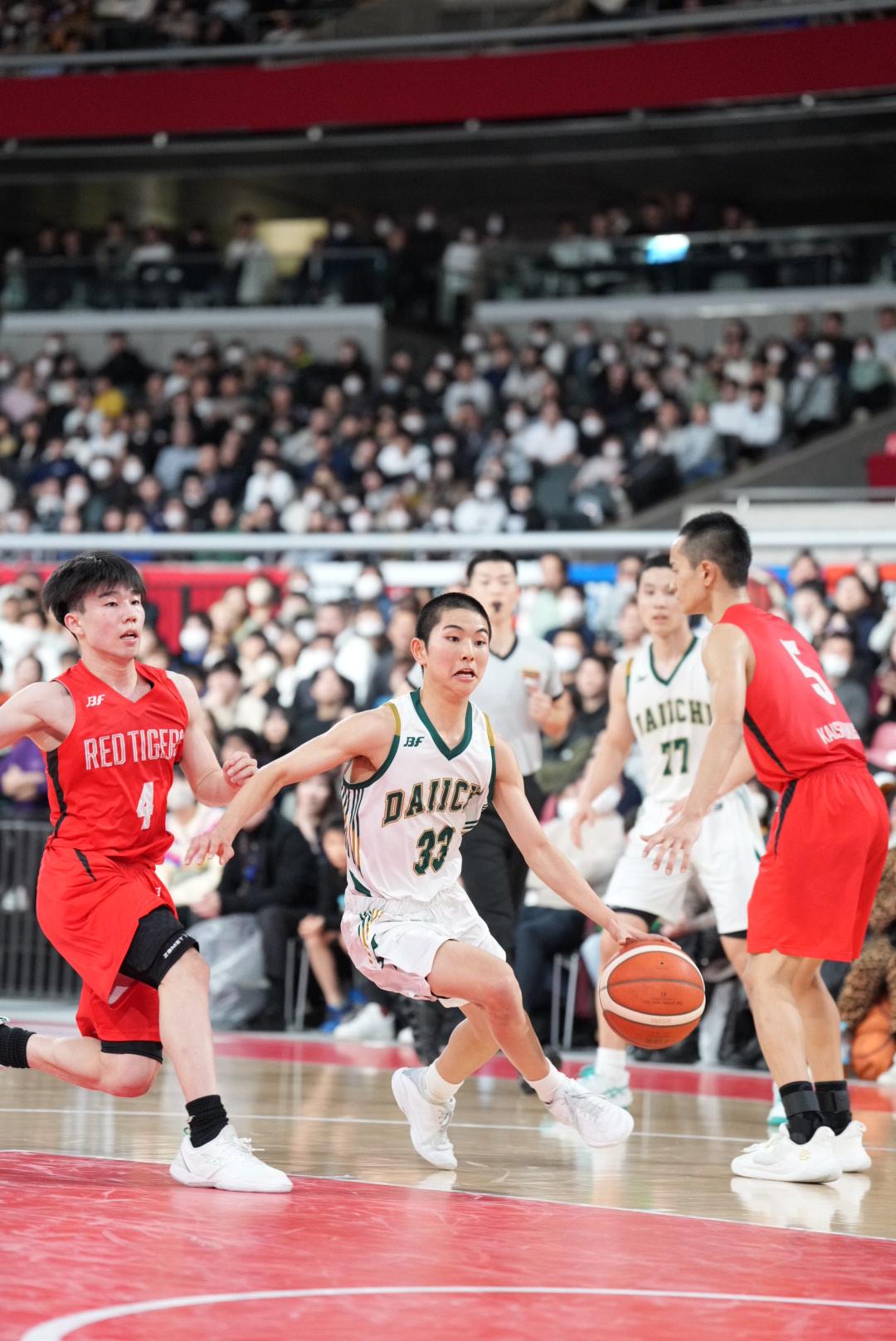 福岡第一対開志国際　第4Q、ゴール下に切れ込む福岡第一・宮本聡（撮影・小沢裕）