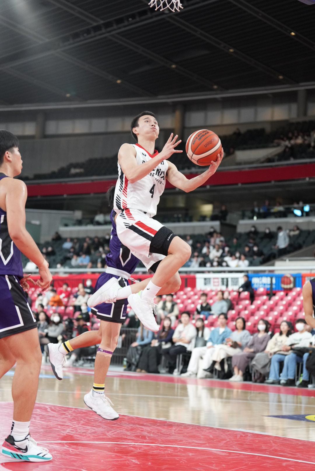 鳥取城北対延岡学園　第4Q、レイアップシュートを放つ鳥取城北・簑原（撮影・小沢裕）