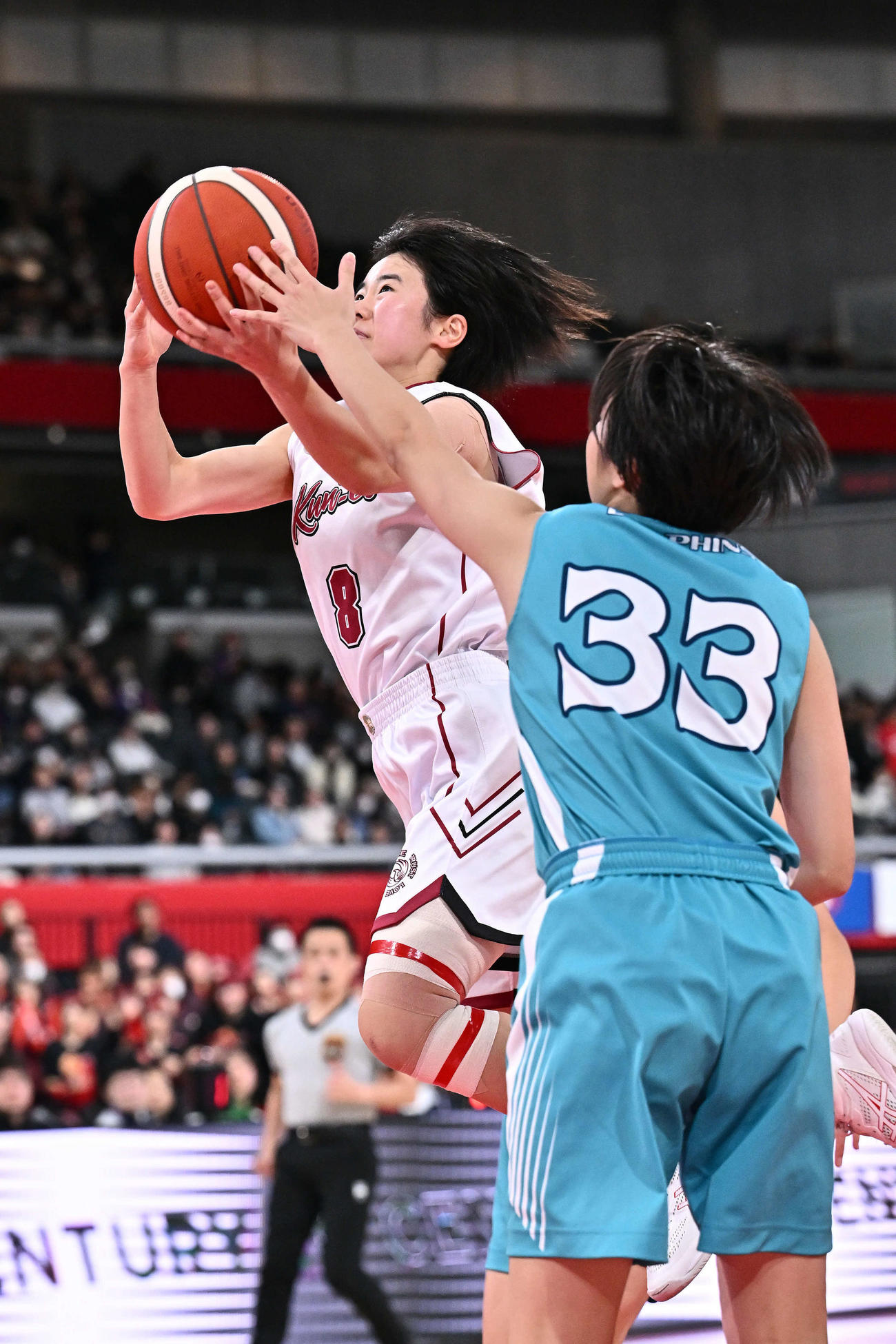 大阪薫英女学院対慶誠　第3Q、シュートを放つ大阪薫英女学院・岩井（左）（撮影・滝沢徹郎）