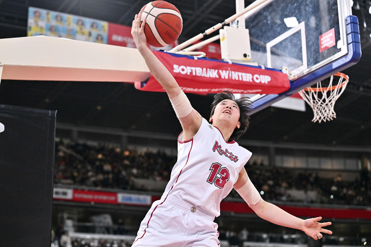 大阪薫英女学院対慶誠　第3Q、ルーズボールに飛び付く大阪薫英女学院・細沢（撮影・滝沢徹郎）