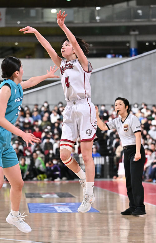 大阪薫英女学院対慶誠　第4Q、3点シュートを決める大阪薫英女学院・幡出（右）（撮影・滝沢徹郎）