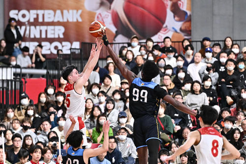 東山対藤枝明誠　第4Q、東山・瀬川（左）はシュートを放つも藤枝明誠・ボヌ・ロードプリンス・チノンソにブロックされる（撮影・滝沢徹郎）