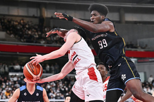 東山対藤枝明誠　第3Q、ゴール下に攻め込む東山・瀬川。右は藤枝明誠・ボヌ・ロードプリンス・チノンソ（撮影・滝沢徹郎）