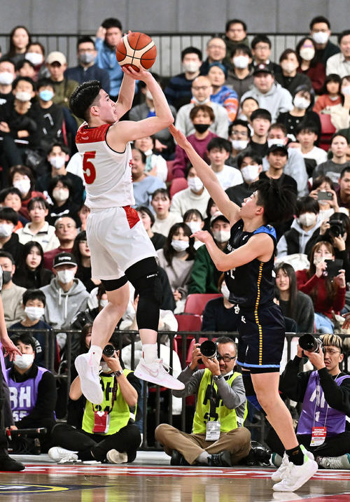 東山対藤枝明誠　第4Q、東山・瀬川（左）はシュートを放つ（撮影・滝沢徹郎）