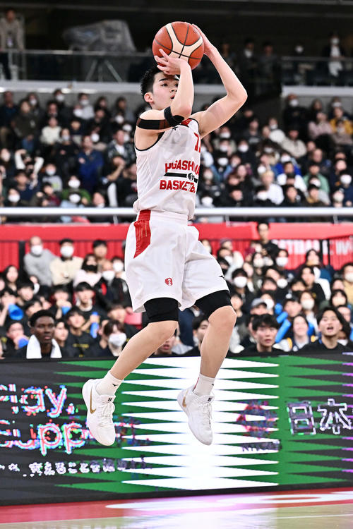 東山対藤枝明誠　第3Q、シュートを放つ東山・佐藤（撮影・滝沢徹郎）