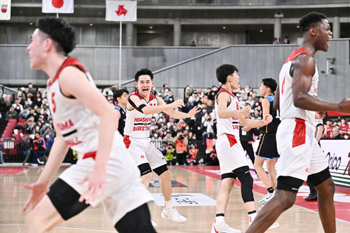 東山対藤枝明誠　逆転勝ちに喜ぶ東山の選手たち（撮影・滝沢徹郎）